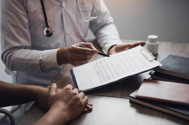 Doktor c 'de hastaya randevu mektubu yazıyor
