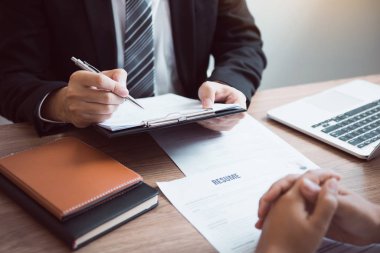 Takım elbise çift el hareketi işadamı profesyonel adam akıllı bir