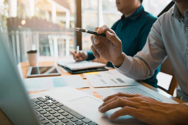 Parceria empresarial apontando para o gráfico da empresa financiada — Fotografia de Stock