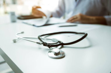 Hasta geçmiş listesi yazı Not defteri üzerinde kalem tutan doktor el