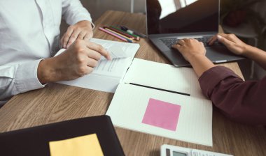 Öğrenci arkadaşlar dizüstü bilgisayarla bilgi arıyorlar.