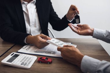 Yeni araba alıcıları ve araba satıcıları givi ile değiş tokuş yapıyor.