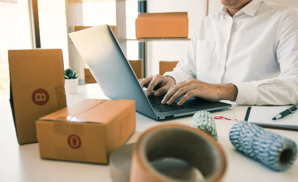 Gli imprenditori stanno lavorando per prendere ordini di prodotti dei clienti — Foto Stock