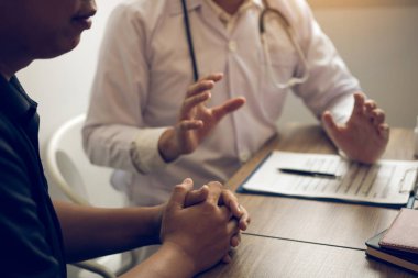 Doktor olası tedavi hakkında tedavi açıklar 