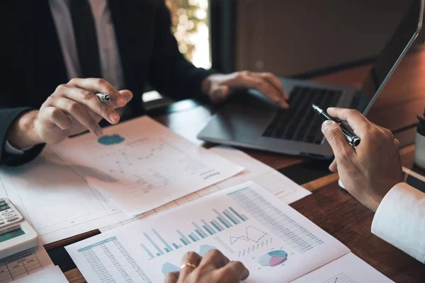 Empresarios señalando el resultado y el análisis del número estadístico — Foto de Stock