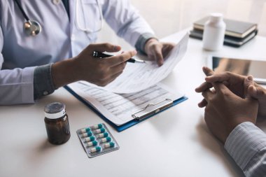 Hasta geçmiş listesi yazı Not defteri üzerinde kalem tutan doktor el