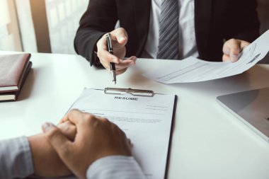 Takım elbise çift el hareketi işadamı profesyonel adam akıllı bir