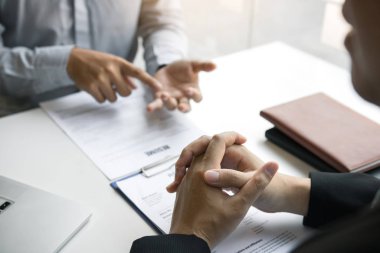 Erkek çalışan Yöneticisi için röportaj olurken açıklayan