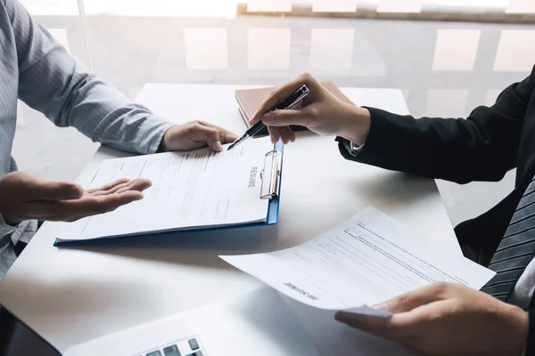 Asiatische junge Erwachsene sitzen am Schreibtisch gegenüber von Manager sein inte — Stockfoto