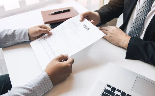 Job seekers are talking to job interviewers and explain about th — Stock Photo, Image