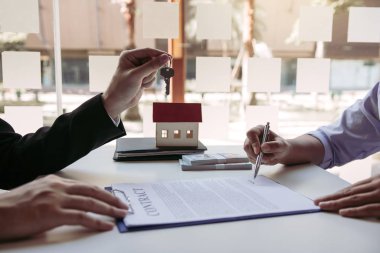 Emlakçı el yeni ev sahipleri için anahtar geçer