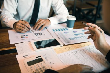 Yöneticisi basarak şirketin finansal durumunu hesaplar