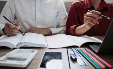 Öğrenciler ders sırasında sınıfta çalışıyorlar..