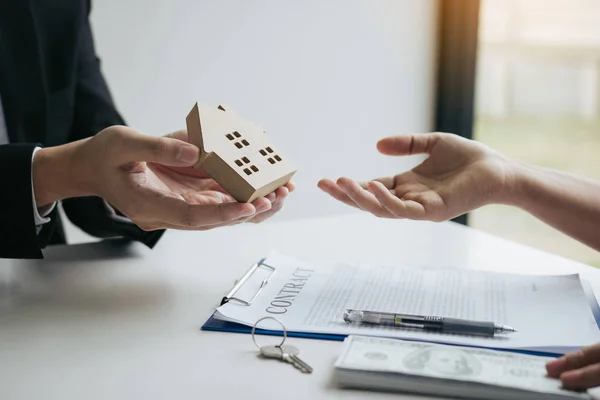 Fastighetsmäklaren Grattis till nya köpare genom att ge hus m — Stockfoto