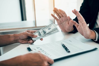İş ortakları için girişimciler sahte para göndermek, 