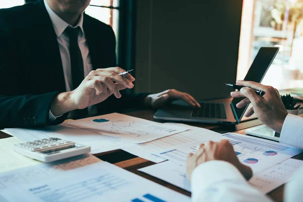 Empresarios señalando el resultado y el análisis del número estadístico — Foto de Stock