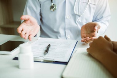 Doktor olası tedavi hakkında tedavi açıklar 