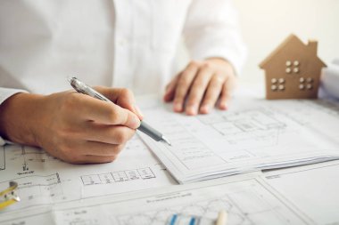 Takım mimarı ya da mühendisleri masada çalışma konusunu tartışıyor