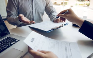 Erkek çalışan Yöneticisi için röportaj olurken açıklayan