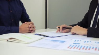 İki işadamı yatırım ve veri analizi hakkında konuşurken, girişimciler geleceğe ortak yatırım yapmak için sözleşmeler imzalıyor ve el sıkışıyorlar..