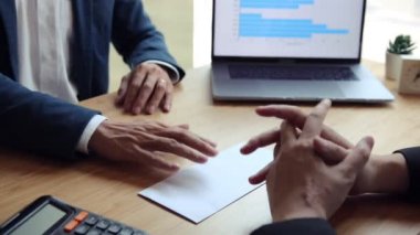 Erkek çalışan, işveren zarfı açarken işverene bazı zarflar gönderdi. İçerde bir çalışanın istifa mektubu var..