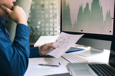 Yatırımcılar, yatırılacak hisselerin geri dönüşlerinin grafik analizi konusunda endişeliler..