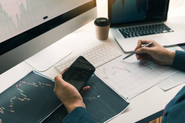 Yatırımcılar yatırım analizinde kullanmak üzere akıllı telefonlar yatırım grafikleri ve hisse senedi performans sonuçları hakkında rekor istatistikler kullanıyorlar.