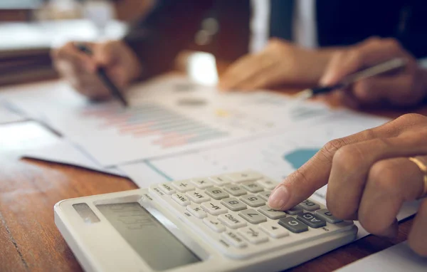 Zwei Geschäftsleute Diskutieren Analyse Und Kalkulationen Über Das Firmenbudget Und — Stockfoto
