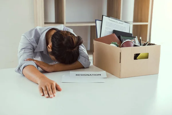 Woman Employee Feeling Sad His Desk Received Contract Envelope Resigning — Stock Photo, Image