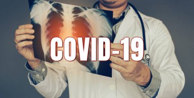 Doktor bir röntgen filmi taşıyordu ve akciğer enfeksiyonuna bakıyordu. Yeni hızla yayılan Coronavirüs (Covid-19) konseptine..