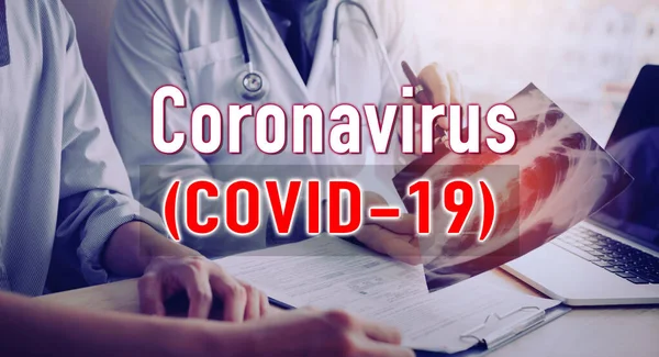 Para Dokter Menjelaskan Dengan Cepat Penyebaran Virus Corona Covid Kepada — Stok Foto