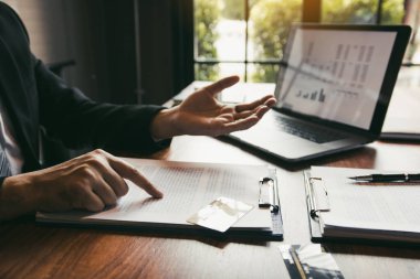 Banka memuru, kredi kartı hizmetine başvuran bir müşteriyle görüşüyor..