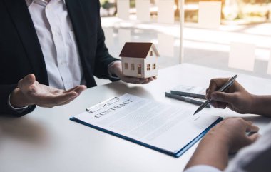 Emlakçının eli, yeni ev sahiplerine alıcı evi kavramını veriyor..