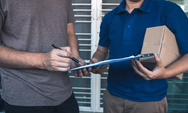 Entrega Joven Pie Puerta Casa Llevar Paquetes Para Joven Macho — Foto de Stock