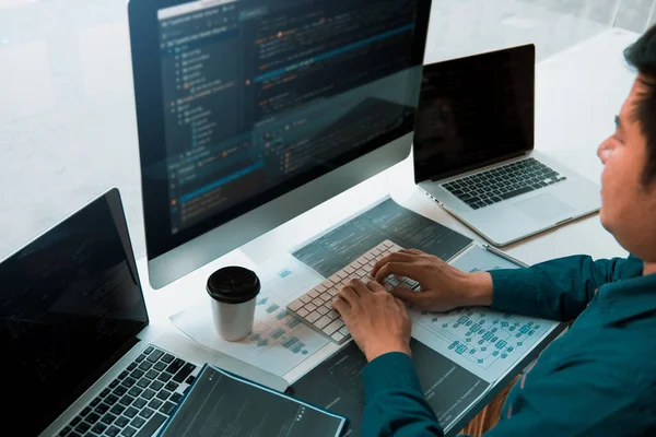 亚洲人工作守则开发人员电脑网络开发工作设计软件在办公室桌上 — 图库照片