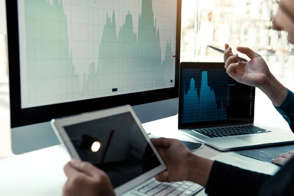 컴퓨터 화면을 가리키는 사용하여 시장의 그래프를 분석하는 투자자 — 스톡 사진