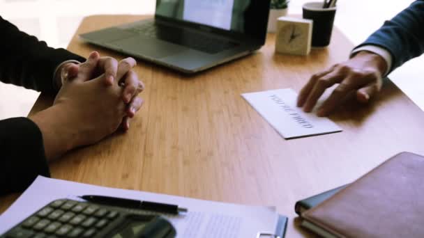 Empregador Masculino Apresenta Carta Demissão Empregado Forçando Empregado Deixar Empresa — Vídeo de Stock