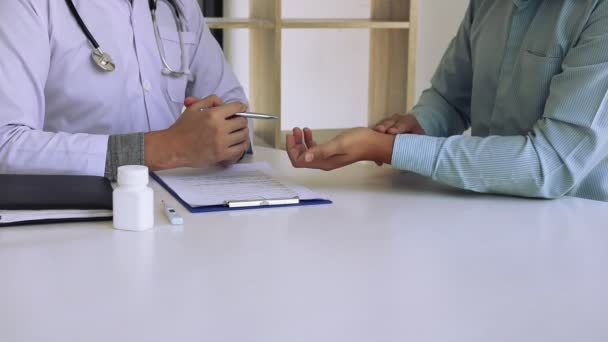 Paciente Está Dizendo Dor Pulso Para Médico Para Médico Analisar — Vídeo de Stock