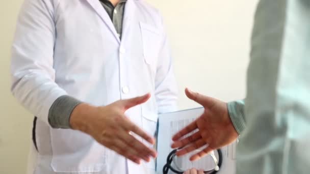 Orvos Beteg Gratulál Kórház Irodája Előtti Kézfogásnak — Stock videók