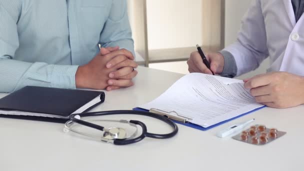 Médico Está Assinar Certificado Médico Sobre Sintomas Paciente Consultório — Vídeo de Stock