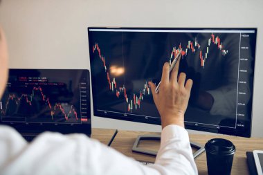 El yatırımcıların Yakın yatırım bilgileri hisse senedi piyasaları ve ortaklar notlar alarak ve performans verilerini analiz dizüstü bilgisayar işaret ediyor.