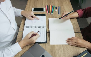 Kitaplığı'nda birlikte test için iki öğrenci okuma ders kitabı.