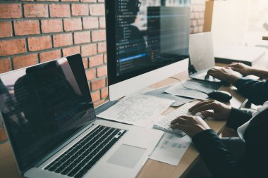 Dizüstü bilgisayarda çalışan ve birlikte analiz eden programlama ve kodlama teknolojileri geliştiren iki ortaklık.