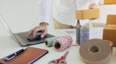 Küçük işletme sahibi girişimci Sme 'yi başlat, ofis odasında online iş için dizüstü bilgisayar kullan.