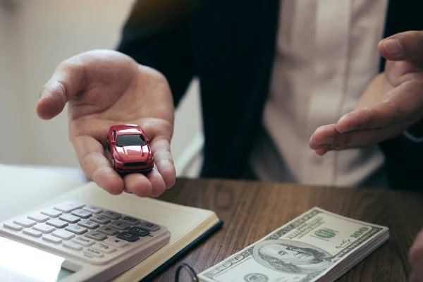 汽车销售代理向客户解释了购买新车的合同和分期付款的情况 — 图库照片