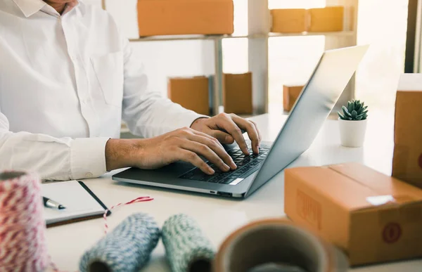 Gli Imprenditori Stanno Lavorando Prendere Ordini Prodotti Dei Clienti Digitando — Foto Stock