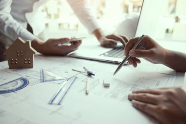 Mühendisler proje türlerinin yapısal analizleri üzerinde tasarım, çalışma ve işbirliği yapmada yardımcı oluyorlar.