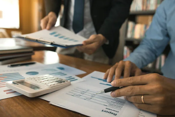 Dos Socios Negocios Estrategia Análisis Compañeros Trabajo Con Discutir Gráfico — Foto de Stock