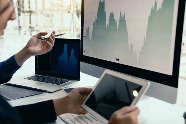 투자자들은 시장과 파트너가 기록을 수집하고 데이터를 분석하는 노트북을 지적하고 — 스톡 사진