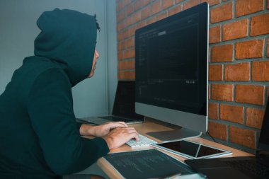 Hacker başlık veri sunucularına kırma hack ile bilgisayar ile çalışan.